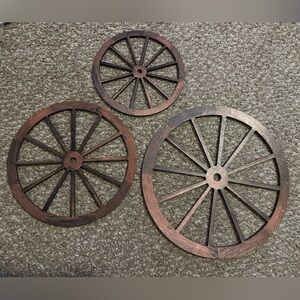 Rustic Wooden Wagon Wheel Wall Decor Set